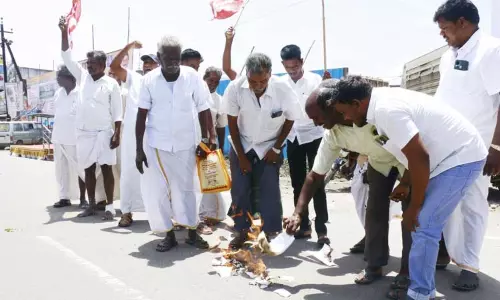 மத்திய அரசின் சட்ட நகலை எரித்து விவசாயிகள் போராட்டம்