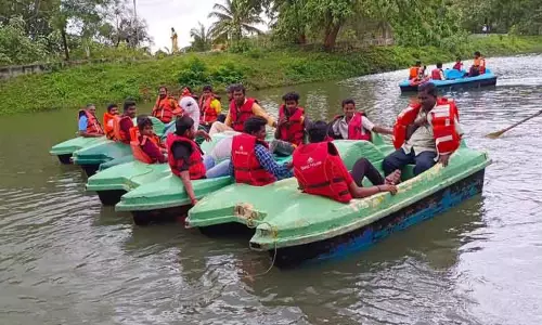 குற்றாலம் சாரல் விழாவில் படகு போட்டி குற்றாலம் சாரல் விழாவில் படகு போட்டி