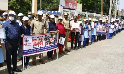 போதைப்பொருட்களுக்கு எதிராக 10 ஆயிரம் பேர் பங்கேற்ற மனிதசங்கிலி