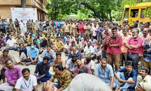 மின்வாரிய அதிகாரிகள், ஊழியர்கள் பணியை புறக்கணித்து ஆர்ப்பாட்டம்