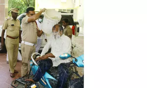 கலெக்டர் அலுவலகத்தில் மாற்றுத்திறனாளி தீக்குளிக்க முயற்சி