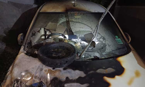 நகை தொழிலாளியின் கார் தீ வைத்து எரிப்பு