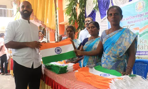 சுயஉதவி குழுக்கள் மூலம் தேசியக்கொடி வினியோகம் சுயஉதவி குழுக்கள் மூலம் தேசியக்கொடி வினியோகம்
