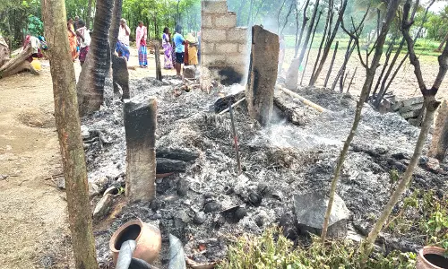 காவேரிப்பட்டணம் அருகே மின்கசிவால் குடிசையில் தீ விபத்து காவேரிப்பட்டணம் அருகே மின்கசிவால் குடிசையில் தீ விபத்து