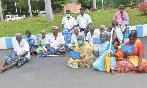 ஊரக வேலைவாய்ப்பு திட்டத்தில் பணி வழங்ககோரி கலெக்டர் அலுவலகத்தில் மாற்றுத்திறனாளிகள் திடீர் தர்ணா ஊரக வேலைவாய்ப்பு திட்டத்தில் பணி வழங்ககோரி கலெக்டர் அலுவலகத்தில் மாற்றுத்திறனாளிகள் திடீர் தர்ணா