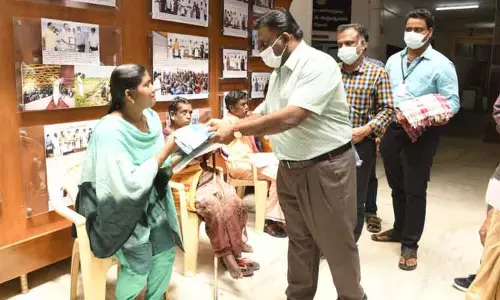 மாற்றுத்திறனாளிகளுக்கு கைத்தறி துண்டு கொடுத்து மனுக்கள் வாங்கிய கலெக்டர் மாற்றுத்திறனாளிகளுக்கு கைத்தறி துண்டு கொடுத்து மனுக்கள் வாங்கிய கலெக்டர்