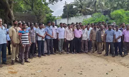 மின்வாரிய தொழிற்சங்கத்தினர் வேலை நிறுத்தம்