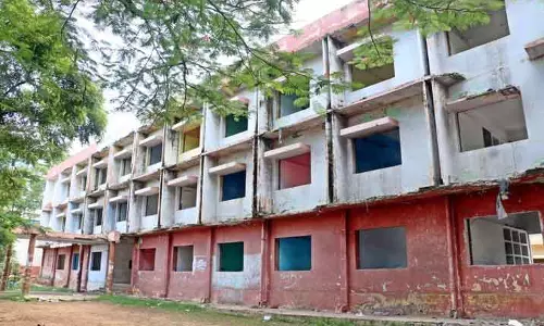 மின் இணைப்பை துண்டிக்காததால் மாணவர் விடுதியை இடிப்பதில் சிக்கல்