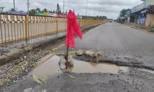 சர்வீஸ் சாலையில் ஆபத்தான குழிகள்