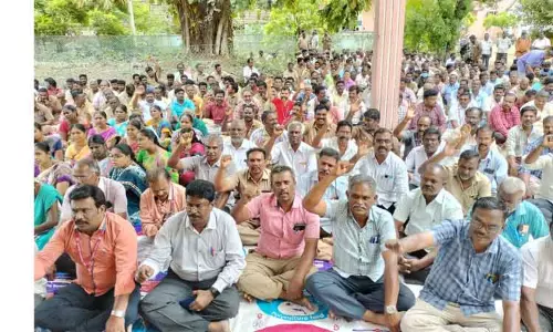 மின்சார சட்டத்திருத்த மசோதாவுக்கு எதிர்ப்பு தெரிவித்து  மின்வாரிய தொழிலாளர்கள் காத்திருப்பு போராட்டம்