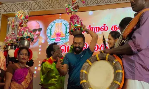 சாரல் விழாவில் தலையில் கரகம் வைத்த கலெக்டர் சாரல் விழாவில் தலையில் கரகம் வைத்த கலெக்டர்