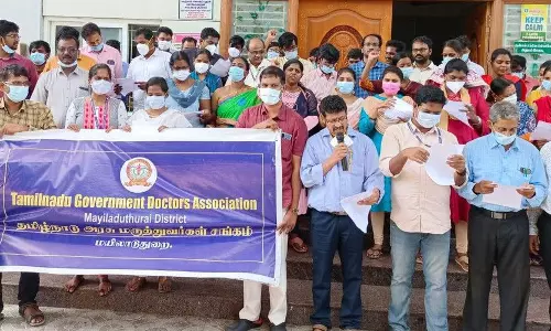 பணி நேரத்தை நீட்டிப்பதை கண்டித்து டாக்டர்கள் ஆர்ப்பாட்டம் பணி நேரத்தை நீட்டிப்பதை கண்டித்து டாக்டர்கள் ஆர்ப்பாட்டம்