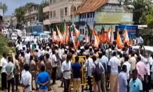 பாஜக கொடி கம்பம் அகற்றம்... சாலை மறியலில் ஈடுபட்ட 200க்கும் மேற்பட்டோர் கைது பாஜக கொடி கம்பம் அகற்றம்... சாலை மறியலில் ஈடுபட்ட 200க்கும் மேற்பட்டோர் கைது