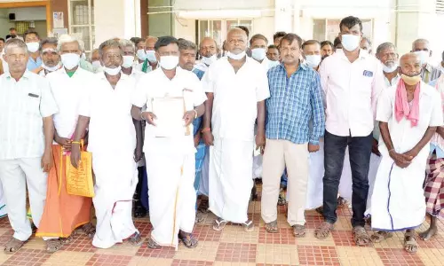 டாஸ்மாக் கடையை மூடக்கூடாது டாஸ்மாக் கடையை மூடக்கூடாது
