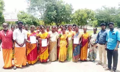 வீடு கட்ட ஒதுக்கப்பட்ட இடத்துக்கு பட்டா கேட்டு கிராம மக்கள் மனு வீடு கட்ட ஒதுக்கப்பட்ட இடத்துக்கு பட்டா கேட்டு கிராம மக்கள் மனு