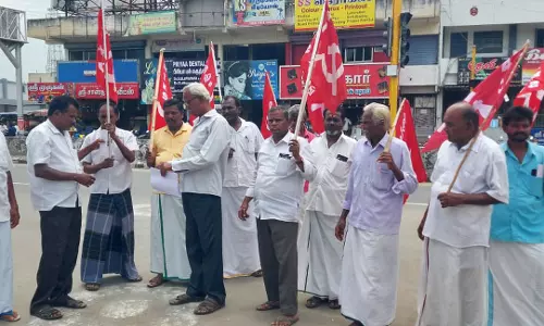 மின் சட்ட மசோதா நகலை எரித்து விவசாயிகள் போராட்டம் மின் சட்ட மசோதா நகலை எரித்து விவசாயிகள் போராட்டம்