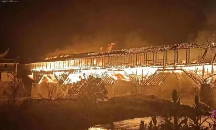 சீனாவில் 900 ஆண்டுகள் பழமையான நீண்ட மரப்பாலம் எரிந்து சாம்பலானது சீனாவில் 900 ஆண்டுகள் பழமையான நீண்ட மரப்பாலம் எரிந்து சாம்பலானது