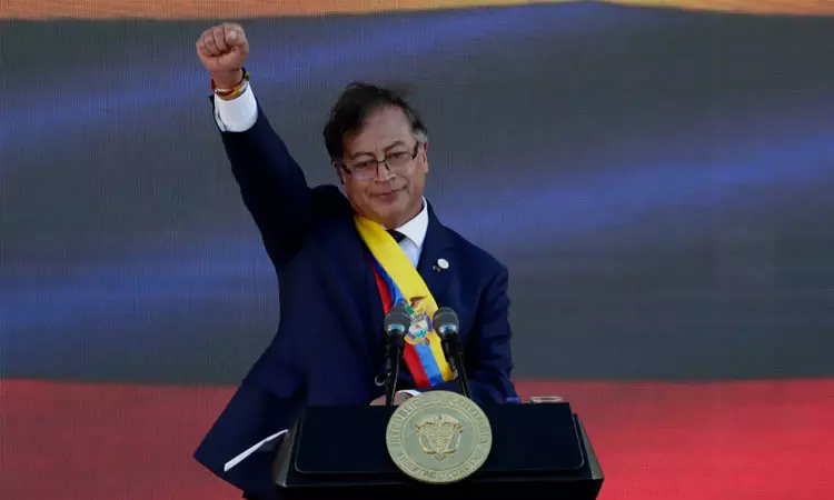 கொலம்பியாவின் புதிய அதிபராக கஸ்டாவோ பெட்ரோ முறைப்படி பதவியேற்பு