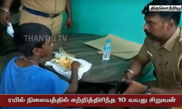 சென்னை ரெயில் நிலையத்தில் சுற்றித்திரிந்த 10 வயது சிறுவன் - காரணத்தை கேட்டு அதிர்ந்து போன போலீஸ்...! சென்னை ரெயில் நிலையத்தில் சுற்றித்திரிந்த 10 வயது சிறுவன் - காரணத்தை கேட்டு அதிர்ந்து போன போலீஸ்...!