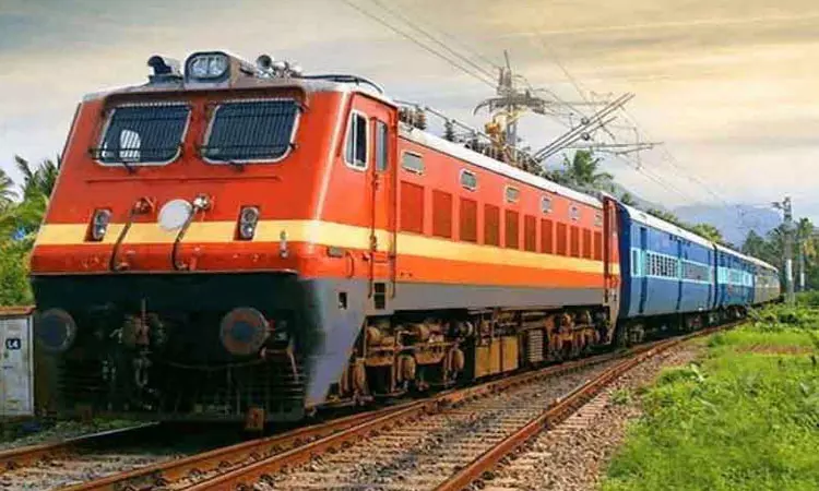 தண்ணீர் பாட்டில் தகராறில் ஓடும் ரெயிலில் இருந்து இளைஞர் தூக்கி வீச்சு தண்ணீர் பாட்டில் தகராறில் ஓடும் ரெயிலில் இருந்து இளைஞர் தூக்கி வீச்சு