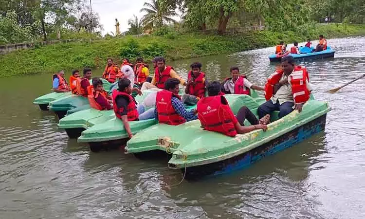 குற்றாலம் சாரல் விழாவில் படகு போட்டி குற்றாலம் சாரல் விழாவில் படகு போட்டி