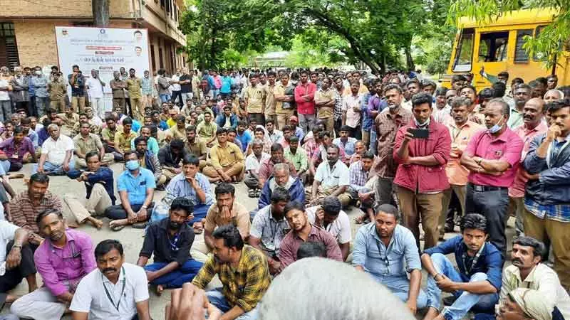 மின்வாரிய அதிகாரிகள், ஊழியர்கள் பணியை புறக்கணித்து ஆர்ப்பாட்டம்