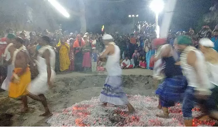 இந்து, முஸ்லிம்கள் இணைந்து கொண்டாடிய தீமிதி திருவிழா