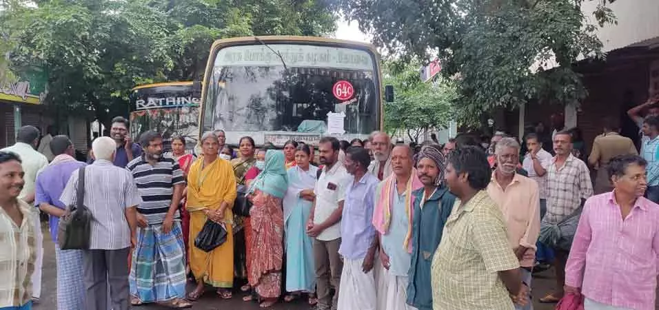 6 பஸ்களை சிறைபிடித்த கிராம மக்கள்