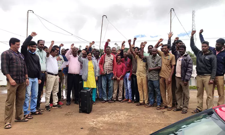 மின்வாரிய ஊழியர்கள் ஆர்ப்பாட்டம்