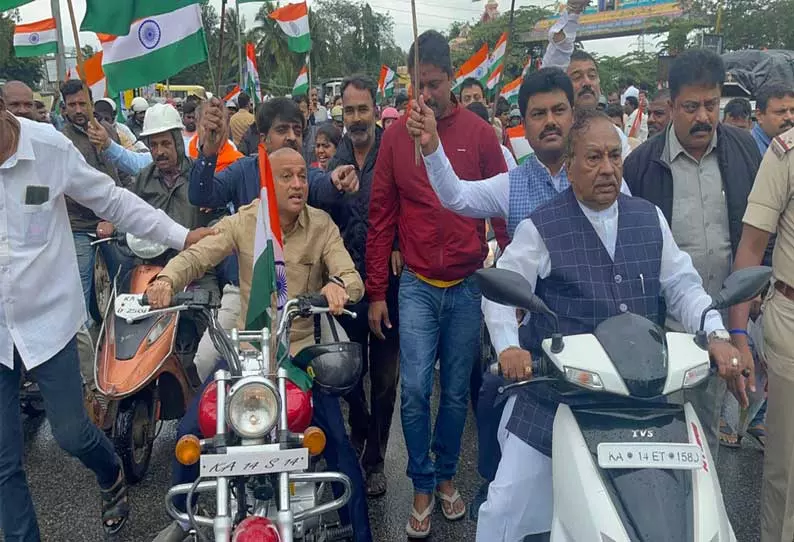 சிவமொக்கா நகரில், தேசியகொடியுடன் இருசக்கர வாகன பேரணி; முன்னாள் மந்திரி ஈசுவரப்பா, ராகவேந்திரா எம்.பி. பங்கேற்பு சிவமொக்கா நகரில், தேசியகொடியுடன் இருசக்கர வாகன பேரணி; முன்னாள் மந்திரி ஈசுவரப்பா, ராகவேந்திரா எம்.பி. பங்கேற்பு