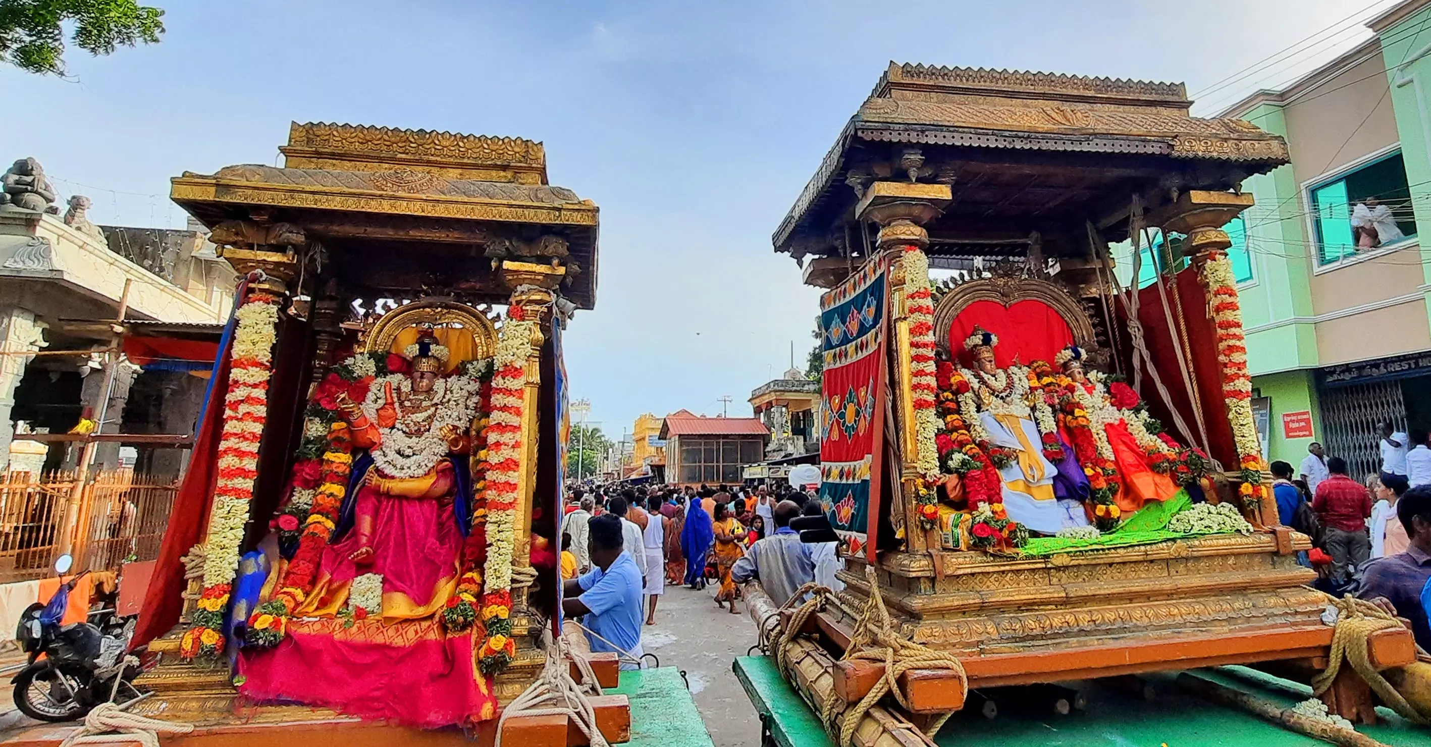 ராமேசுவரம் கோவிலில் இருந்து சுவாமி-அம்பாள் மறுவீடு சென்றனர் ராமேசுவரம் கோவிலில் இருந்து சுவாமி-அம்பாள் மறுவீடு சென்றனர்