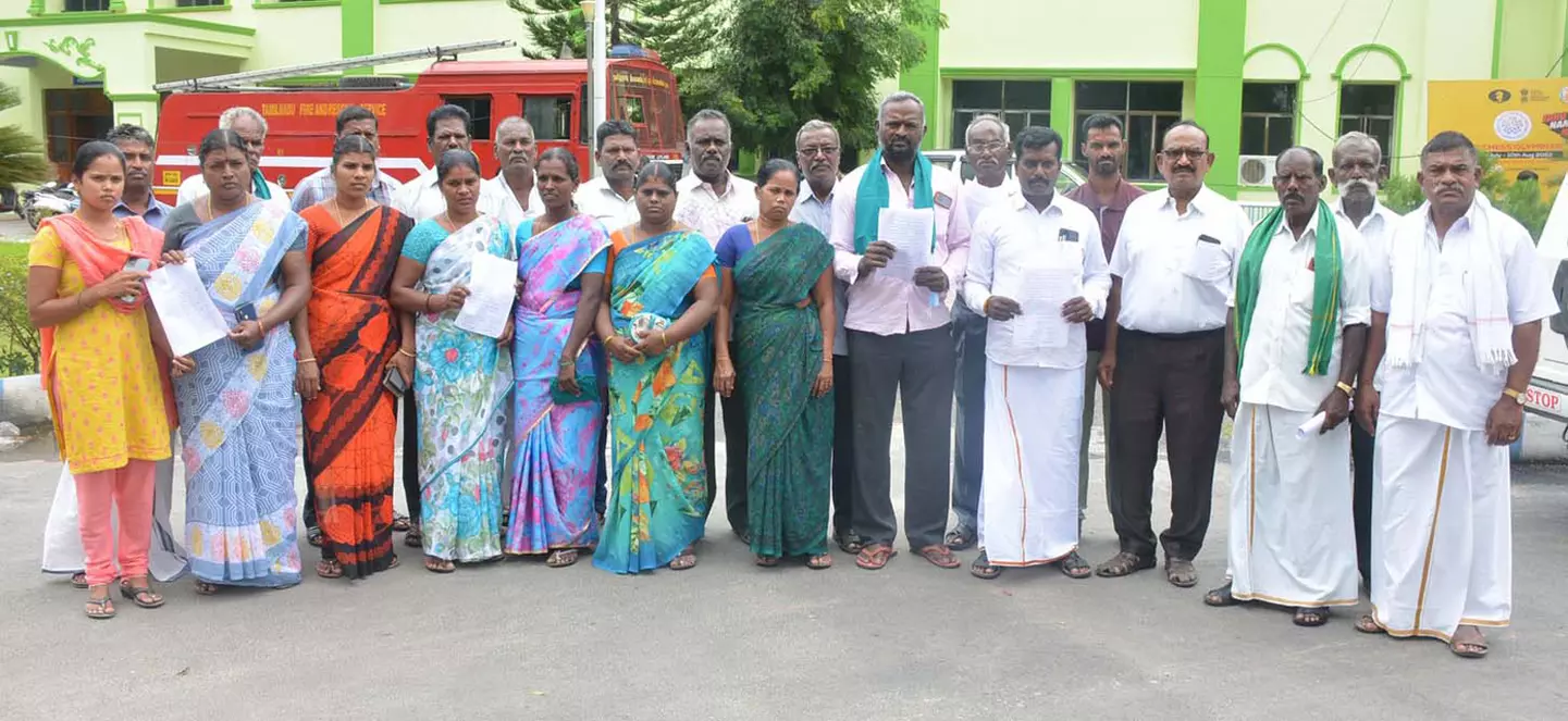 திப்பனப்பள்ளி ஏரியில்  நீர்வரத்து கால்வாயை தூர்வாரி ஆக்கிரமிப்புகளை அகற்ற வேண்டும்  கலெக்டரிடம் கிராம மக்கள் மனு