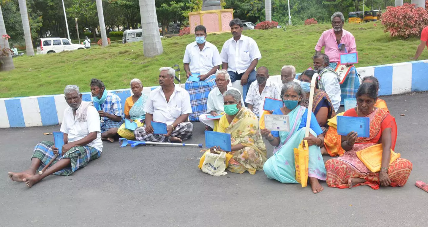 ஊரக வேலைவாய்ப்பு திட்டத்தில் பணி வழங்ககோரி கலெக்டர் அலுவலகத்தில் மாற்றுத்திறனாளிகள் திடீர் தர்ணா ஊரக வேலைவாய்ப்பு திட்டத்தில் பணி வழங்ககோரி கலெக்டர் அலுவலகத்தில் மாற்றுத்திறனாளிகள் திடீர் தர்ணா