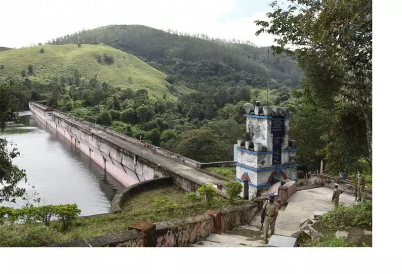 முல்லைப்பெரியாறு அணையில் இருந்து 4-வது நாளாக கேரளாவுக்கு தண்ணீர் திறப்பு முல்லைப்பெரியாறு அணையில் இருந்து 4-வது நாளாக கேரளாவுக்கு தண்ணீர் திறப்பு