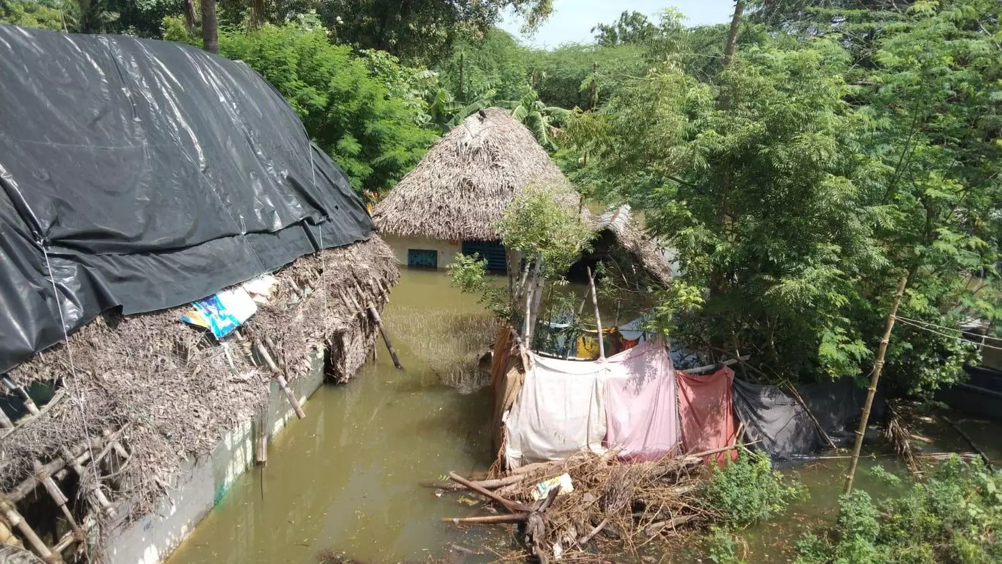 வீடுகளுக்கு திரும்ப முடியாமல் தவிக்கும் கொள்ளிடம் ஆற்றுப்படுகை கிராம மக்கள்
