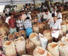 ஒழுங்குமுறை விற்பனைக் கூடங்களில் 31 ஆயிரம் டன் விளை பொருட்களை இருப்பு வைக்கும் வகையில் சேமிப்பு கிடங்குகள்