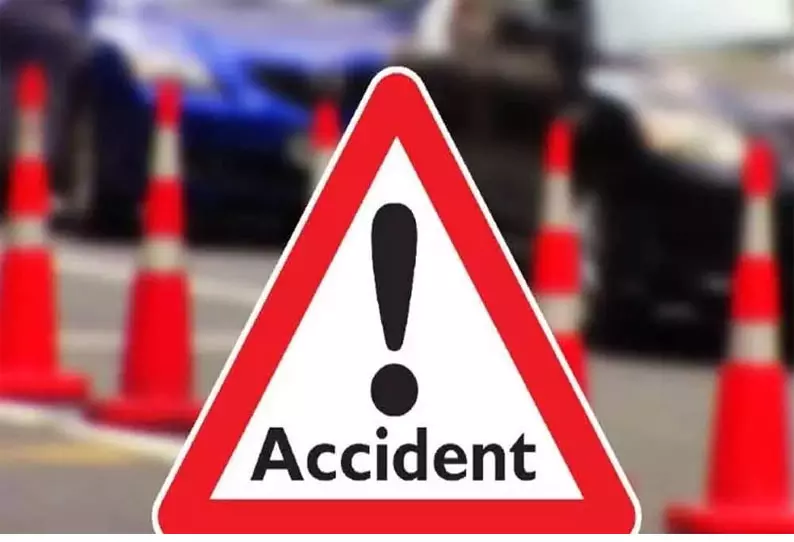 கார் மோதியதில்   4 பேர் படுகாயம்