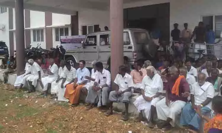 தாசில்தார் அலுவலகத்தில் பொதுமக்கள் காத்திருப்பு போராட்டம்