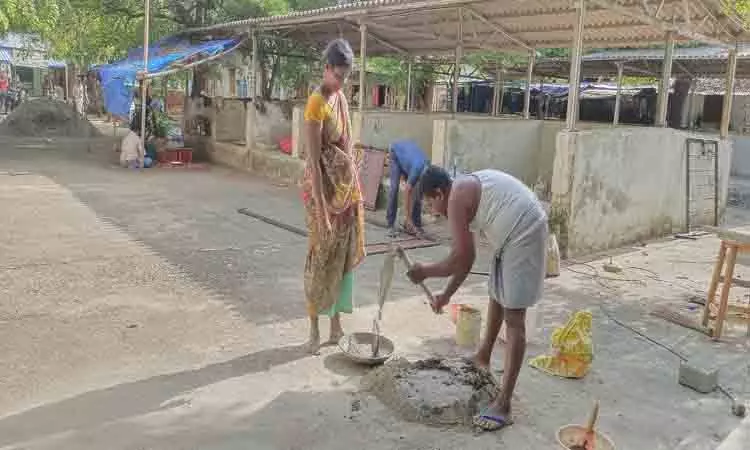 காரியாபட்டி உழவர்சந்தை புதுப்பிக்கும் பணி தீவிரம் காரியாபட்டி உழவர்சந்தை புதுப்பிக்கும் பணி தீவிரம்