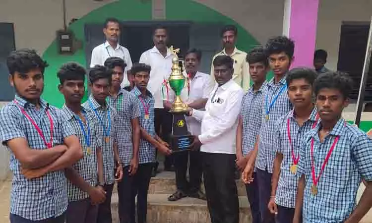 கபடி போட்டியில் வெற்றி பெற்ற மாணவர்களுக்கு பாராட்டு