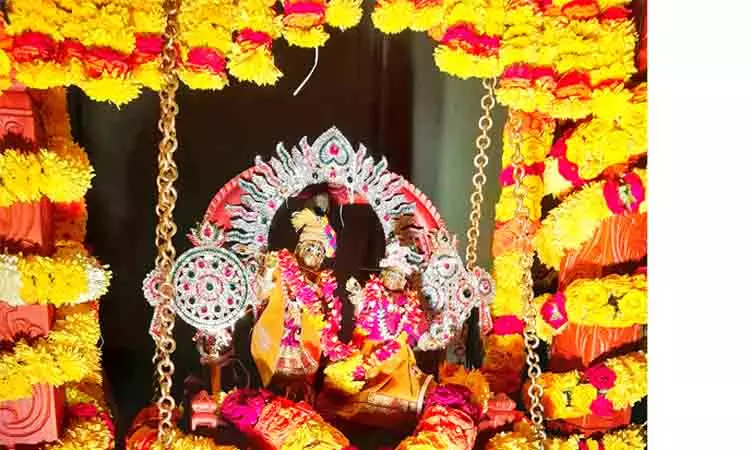 இஸ்கான் கோவிலில் ஊஞ்சல் திருவிழா