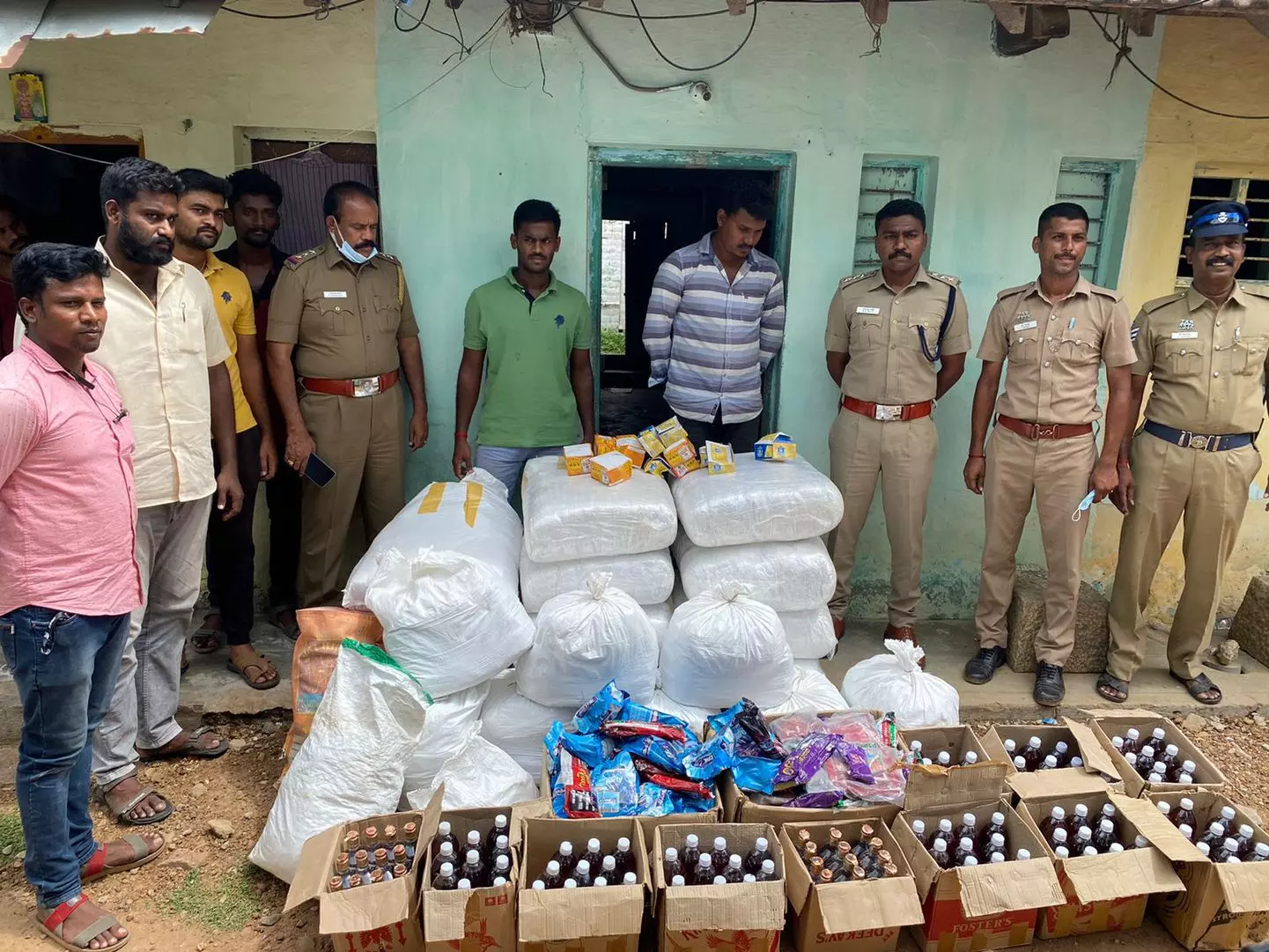 1 டன் குட்கா, 120 மதுபாட்டில்கள் பறிமுதல்