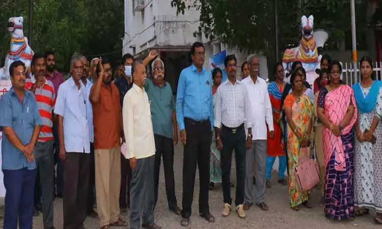 தபால் ஊழியர்கள் ஆர்ப்பாட்டம்