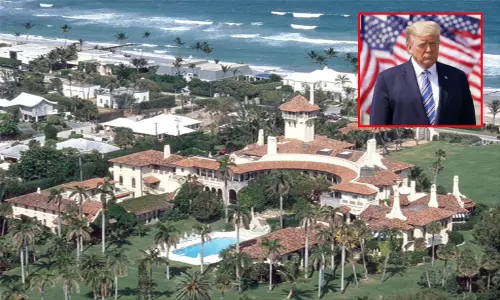 அமெரிக்க முன்னாள் அதிபர் டிரம்பின் எஸ்டேட்டில் எப்.பி.ஐ. அதிகாரிகள் திடீர் சோதனை