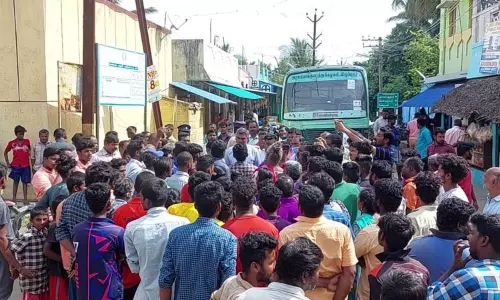 திருப்பத்தூர்:  அரசு ஆரம்ப சுகாதார நிலையத்தில் கர்ப்பிணிக்கு தவறான சிகிச்சை அளித்ததாக உறவினர்கள் சாலை மறியல்