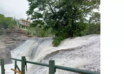 நீர்வரத்து அதிகரிப்பு எதிரொலி: கும்பக்கரை அருவியில் சுற்றுலா பயணிகள் குளிக்க தடை நீட்டிப்பு நீர்வரத்து அதிகரிப்பு எதிரொலி: கும்பக்கரை அருவியில் சுற்றுலா பயணிகள் குளிக்க தடை நீட்டிப்பு
