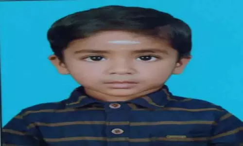 நிறுத்தி வைக்கப்பட்டிருந்த லாரி திடீரென நகர்ந்ததால் சக்கரத்தில் சிக்கி 4 வயது சிறுவன் பலி நிறுத்தி வைக்கப்பட்டிருந்த லாரி திடீரென நகர்ந்ததால் சக்கரத்தில் சிக்கி 4 வயது சிறுவன் பலி