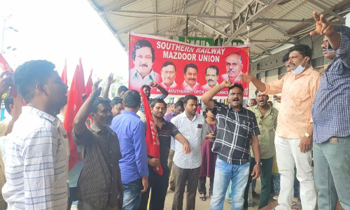தனியார் மயமாக்கப்படுவதை கண்டித்து மயிலாடுதுறை ரயில் நிலையத்தில் ஆர்ப்பாட்டம் தனியார் மயமாக்கப்படுவதை கண்டித்து மயிலாடுதுறை ரயில் நிலையத்தில் ஆர்ப்பாட்டம்