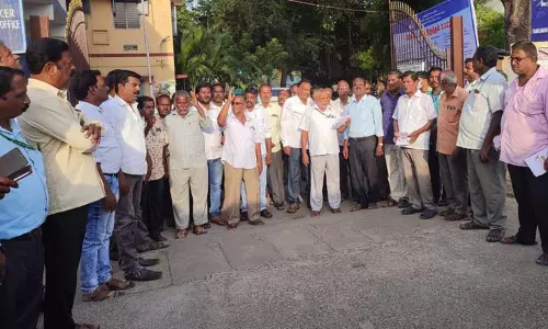 மின்வாரிய ஊழியர்கள் ஆர்ப்பாட்டம்