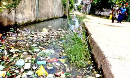 மாசடைந்த நீரால் வீடுகளை காலி செய்யும் மக்கள்